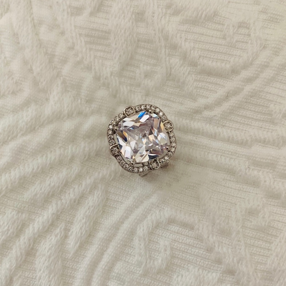 Large stud earrings - Picture 5 of 5